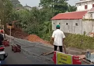Jalan Utama Cikampak Amblas 100 Meter, Hasani Sekretaris Komisi 3 DPRD Kabupaten  Bogor Gerak Cepat Tinjau Lokasi Longsor