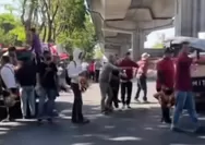 Bukan Demo Bakar Ban, Peternak Sulsel Malah Bagi Ayam Gratis di Pettarani karena Harga Telur Anjlok