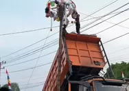 Gagal Taklukkan Pohon Pinang, Warga Riau Gunakan Truk Fuso untuk Ambil Hadiah