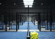 Kenapa Lapangan Padel Menggunakan Rumput Sintetis Bukan Beton atau Clay Seperti Lapangan Tennis, Serta Berwarna Cerah?