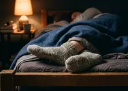 Kenakan Kaus Kaki Saat Tidur Agar Tidurmu Lebih Nyenyak. Ada Alasan Ilmiahnya, lho!