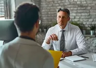 Cara Menjawab Pertanyaan Wawancara 'Apakah Kamu Bisa Bekerja Sama dengan Orang Lain?'