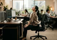 4 Gerakan Deskercise, Cara Mudah Berolahraga di Meja Kantor Selama 10 Menit 