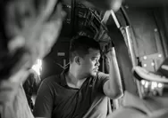 Bobby Nasution panen kritik usai lempar sembako dari helikopter untuk korban bencana, Netizen: Seperti..