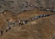 Warga Terdampak Banjir Bandang di Aceh Utara Harus Melintasi Jalur Longsor untuk Ambil Bantuan