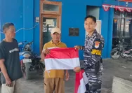 Semarak HUT ke-81 RI, Posal Banyutowo Bagikan 81 Bendera Merah Putih kepada Nelayan
