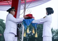 Ratusan Warga Padati Simpang Lima Saksikan Penurunan Bendera HUT ke-81 RI