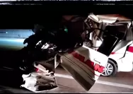 Ambulans KPJ Pembawa Jenazah dari Jakarta ke Jepara Kecelakaan Beruntun di Tol Batang, 1 Orang Tewas