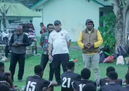 Piter Gusbager Berikan Arahan ke Pemain Persiker Keerom 