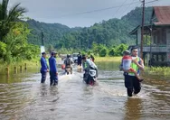 Jalan Trans Sulawesi Tergenang Banjir, Satlantas Polres Morowali Utara Bantu Warga Melintasi Banjir