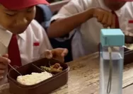 Cerita Guru SD di Wilayah Terpencil Sulteng, Rela Memasak untuk Siswa karena Belum Dapat MBG