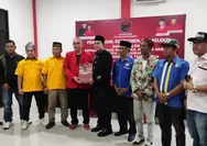 Muhammadin Kembalikan Berkas Pendaftaran Kepala Daerah ke PDIP Singkawang, Didampingi Sejumlah Ormas