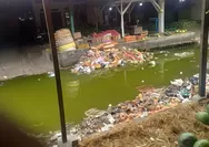 ‎FK3I dan Jaringan Seniman Bersama Aktivis Lingkungan Gelar Aksi Bagi Sembako Lebaran untuk Kuli Panggul di Pasar Gedebage