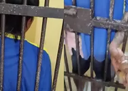 Viral polisi di Bantul beri kue lebaran ke tahanan, haru karena tak pernah dijenguk keluarga
