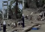 Viral detik-detik siswa nyaris terseret arus sungai di Aceh Tengah, jembatan apung mulai rusak hingga harus dibantu guru menyeberang