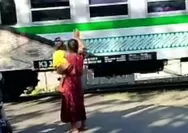 Tuai pujian, ibu-ibu di Wonogiri rela jaga perlintasan KA tanpa palang pintu demi keselamatan warga