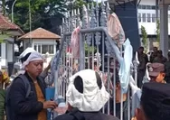 Viral unjuk rasa di Pendopo Kuningan: Massa aksi bawa celana dalam, kecam skandal perselingkuhan pejabat