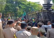 Gerbang DPRD Subang dijebol! Demo mahasiswa memanas, kritik keras pemerintahan Prabowo-Gibran menggema