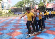 Dari bakiak hingga joget balon, Polres Subang angkat kearifan lokal di Hari Bhayangkara