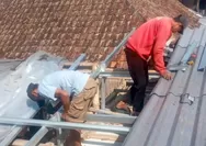 Renovasi hunian jurnalis Promedia Group makin nyaman, ganti asbes dan pasang plafon dalam program ‘Ganti Atap Rumah Wartawan’