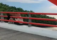 Tuai pujian warganet, viral warga tegur pasangan yang duduk santai di pinggir jembatan merah Jayapura: Itu namanya perhatian