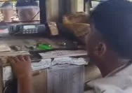Viral petugas palang pintu di Pekalongan diduga tidur saat kereta lewat, warga geram hingga pecahkan kaca pos penjagaan
