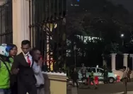 Duh! Seorang pria ngamuk di jalanan Jaksel bikin geram warganet: Sok jagoan, akhirnya tak berkutik