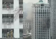 Momen penghuni apartemen Pavilion Jakpus dievakuasi, turun tangga lewat balkon hingga dijemput Bronto Skylift
