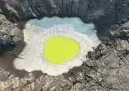 Usai erupsi Anak Krakatau mereda, muncul fenomena 'telur ceplok' yang dipotret dari atas kawah