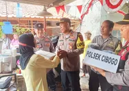 Dua rumah terbakar di Cinangsi Subang, Kapolsek Cibogo turun langsung berikan bantuan sembako
