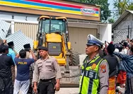 Viral! Minimarket di Pamekasan dibongkar pakai ekskavator, polisi tunggu laporan resmi