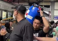 Bupati Klaten Hamenang tiba di Gedung KPK, penyidik bawa tong biru yang diduga tempat simpan uang