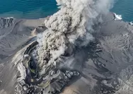 Anak Krakatau erupsi 5 kali, abu vulkanik capai 4.000 kaki dan bergerak ke Banten