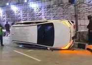 Hantam pembatas jalan, mobil BYD M6 terguling di underpass Mampang