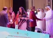 Karawo Mendunia! Sandiaga Salahuddin Uno Kenakan Pakaian Khas Gorontalo Saat Berkunjung Ke Abu Dhabi