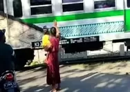 Cerita Ibu-ibu jadi Relawan Jaga Perlintasan Tanpa Palang Pintu di Wonogiri