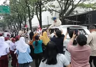 Naik Maung Putih, Prabowo Disambut Riuh Warga dan Siswa di Bandung