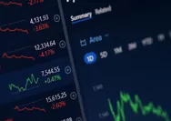 Pakar Keuangan Minta Pemerintah dan OJK Transparan soal Pelemahan IHSG