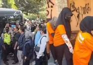 Tersangka Daycare Little Aresha Disoraki Orang Tua Saat Rekonstruksi