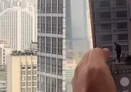 Viral Video Pria Berdiri di Rooftop saat Mahasiswa Demo di Bundaran HI: Udah Nemu 3 Orang 