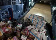 Jalankan Instruksi Presiden Seskab Teddy Pimpin Pelepasan Lima Pesawat TNI AU Bawa Bantuan 65 Ton Untuk Korban Gempa di NTT