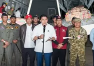 NTT Pasca Gempa: Seskab Teddy Kawal Pemberangkatan Bantuan Logistik Sebanyak 65 Ton