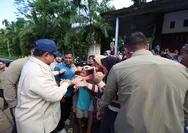 Momen Ibu-ibu Agam Sumbar Kompak Nyanyikan Indonesia Raya saat Ditengok Prabowo di Pengungsian