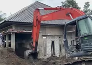 Warga Aceh Keruk Lumpur yang Menimbun Rumah dengan Alat Berat, Hati-Hati agar Tak Rusak Bangunan