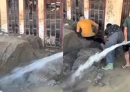 Ratapan Warga Pidie Jaya di Balik Tumpukan Lumpur: Kaki Sudah Hancur Semua Kena Air Terus