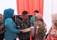 Pj Wali Kota Lubuklinggau Bagikan Makanan Tambahan Bagi Anak Stunting