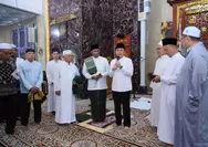 Pj Gubernur Agus Fatoni Serahkan Bantuan dan Halal Bihalal Bersama Para Jamaah