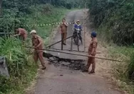 Nyaris Ambruk, Dinas PU Tutup Jembatan Penghubung Desa Kerta Dewa - Jangga