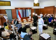 Gubernur Dedi Serahkan Bantuan untuk Korban Longsor Desa Cibogo Lembang