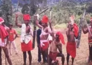 Memahami Makna Ikat Kepala Merah Kain Berang  Suku Huaulu di Pulau Seram